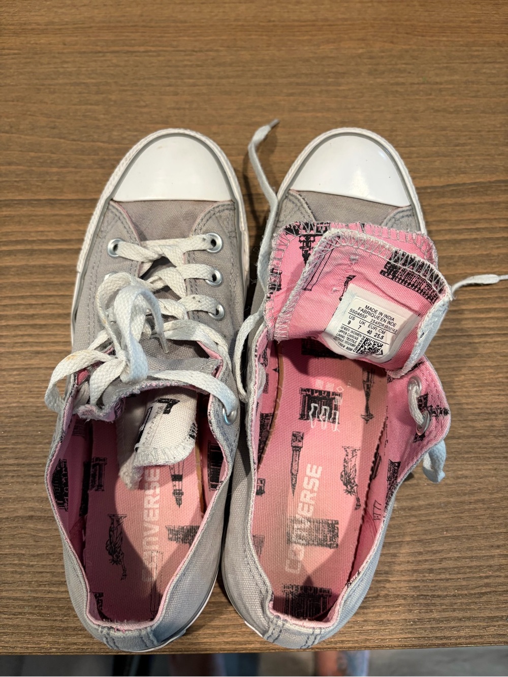 Converse Low-Top Sneakers in Light Gray with Pink Printed Lining